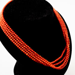 collana a 4 fili di corallo rosso e chiusura d’oro 