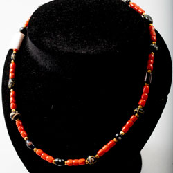 collana in corallo rosso e murrine nere + oretti indiani
