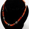 Collana di corallo vecchio e aranciato chiusura e argenti indiani antichi.
