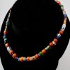 Collana multicolore con perline di corallo, millefiori, tubolari e rigati.