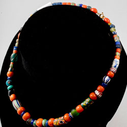 Collana multicolore con perline di corallo, millefiori, tubolari e rigati