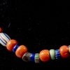 Collana multicolore con perline di corallo, millefiori, tubolari e rigati.