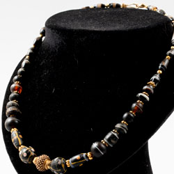 collana con murrine nere variamente decorate. 
