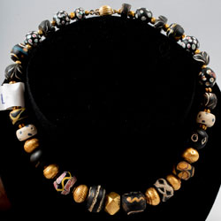 collana girocollo di murrine in vetro avvolto variamente decorate