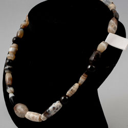 collana con vaghi di scavo in cornalina colori chiari e neri.