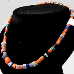collana multicolore con vaghi vari di corallo, vetro avvolto e vetro multistrato.
