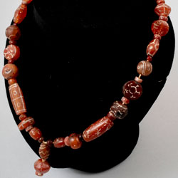 collana di corniola incisa antica. 