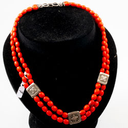 collana in vetro imitazione corallo con 3 argeti indiani