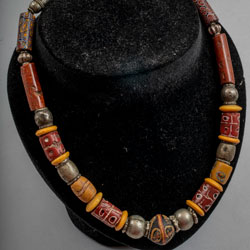 collana con vaghi tubolari in vetro millefiori
