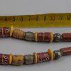 collana con vaghi tubolari in vetro millefiori - bauxite - vetro avvolto con decorazioni scritte. Argenti. 
