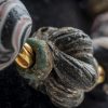 vaghi antichi (alcuni di scavo) di vetro avvolto con filature policrome. 