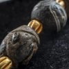 vaghi antichi (alcuni di scavo) di vetro avvolto con filature policrome. 