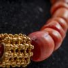 di coralli rossi cilindrici e argenti indiani dorati