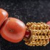 di coralli rossi cilindrici e argenti indiani dorati