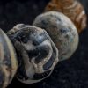 di vaghi di scavo variamente decorati probavilmente provenienti da Turchia o Giava