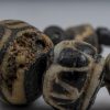 di vaghi di scavo variamente decorati probavilmente provenienti da Turchia o Giava