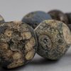 di vaghi di scavo variamente decorati probavilmente provenienti da Turchia o Giava