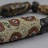 di vaghi di scavo variamente decorati probavilmente provenienti da Turchia o Giava