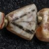 corniole incise varie forme. Provenienza Iran. Ori e piccoli distanziatori. 