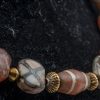 corniole incise varie forme. Provenienza Iran. Ori e piccoli distanziatori. 