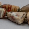 corniole incise varie forme. Provenienza Iran. Ori e piccoli distanziatori. 
